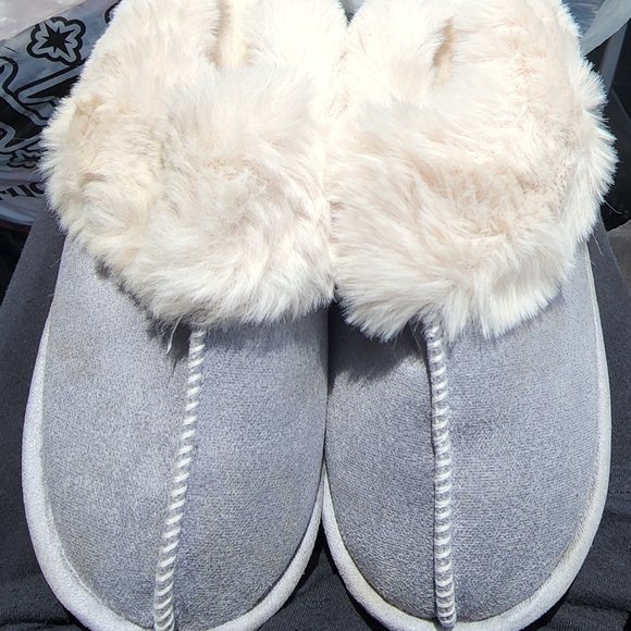 Womans slippers size large - Picture 1 of 2